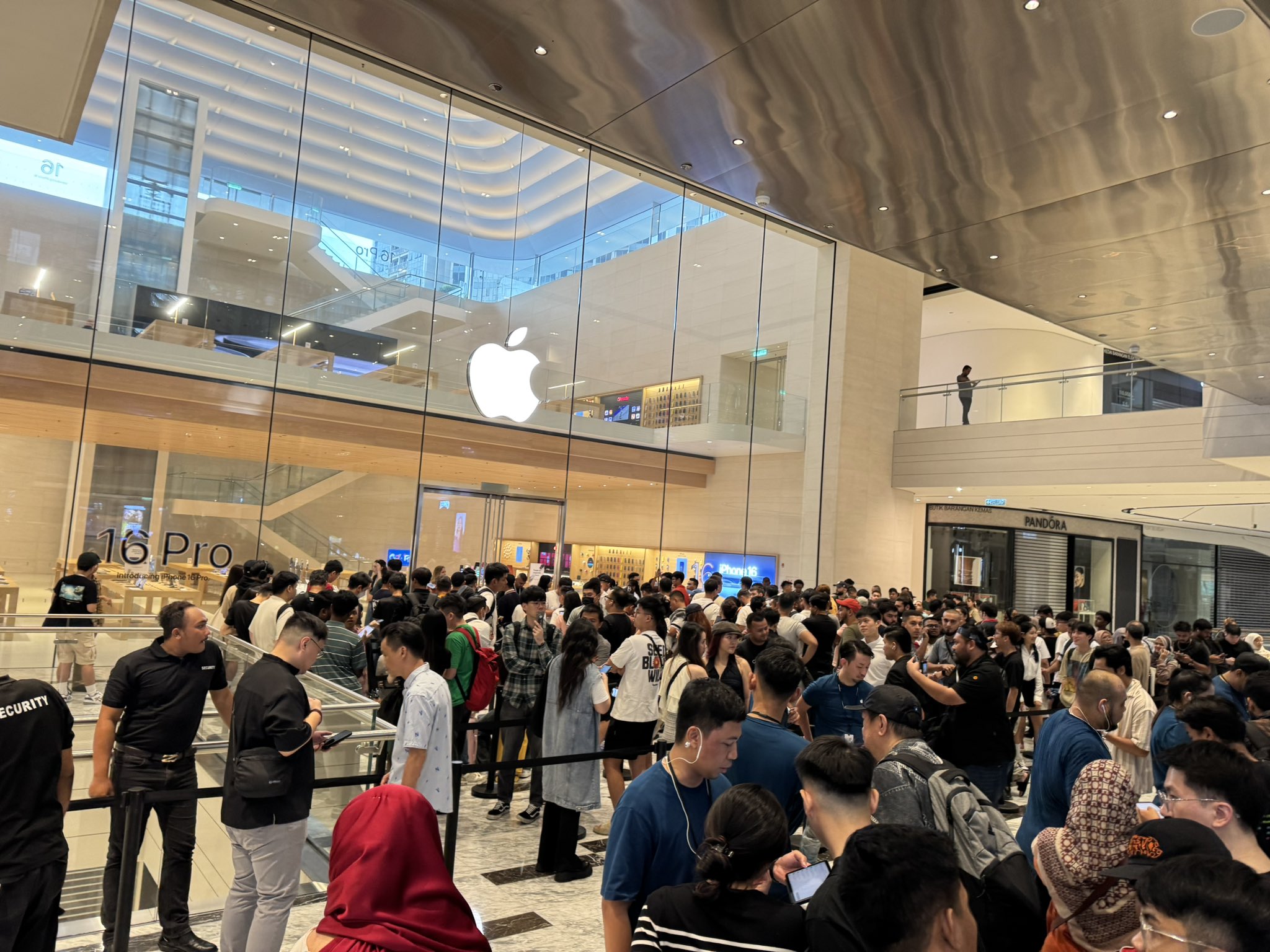 ¡El iPhone 16 ya está aquí! Primeras entregas y largas filas en Apple Stores